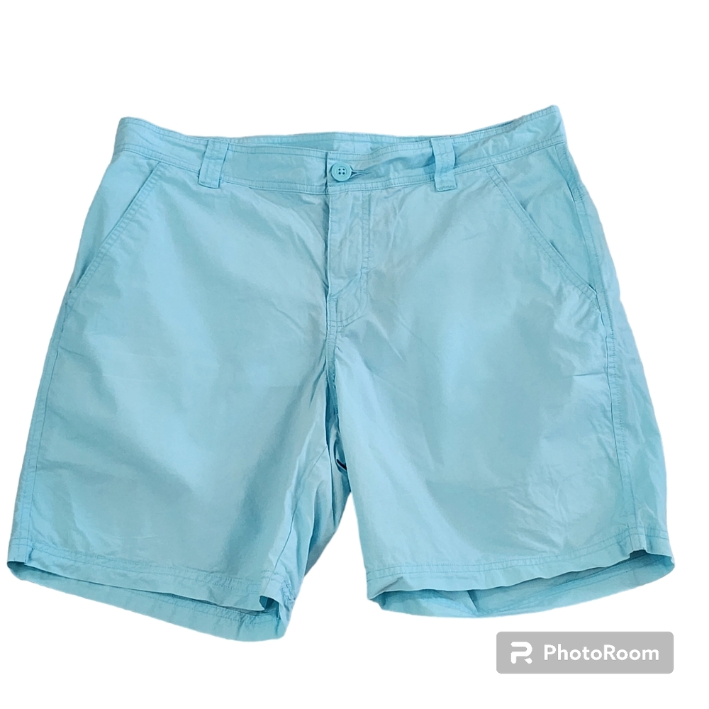Mens Columbia Shorts Size 34 light blue. Excellent pre owned condition